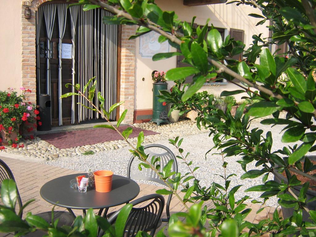 Il Borgo B&B Castellinaldo Екстериор снимка