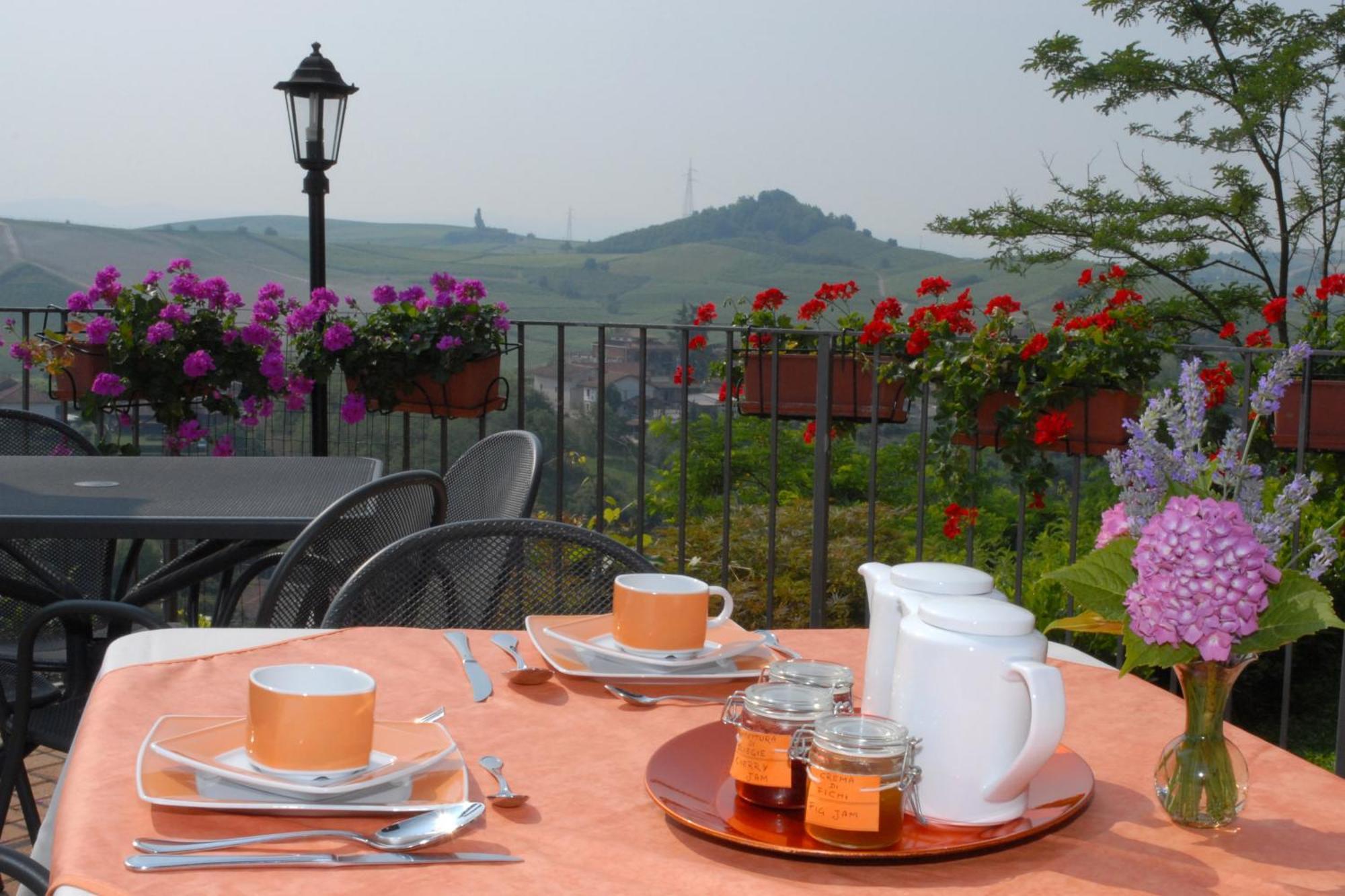 Il Borgo B&B Castellinaldo Екстериор снимка
